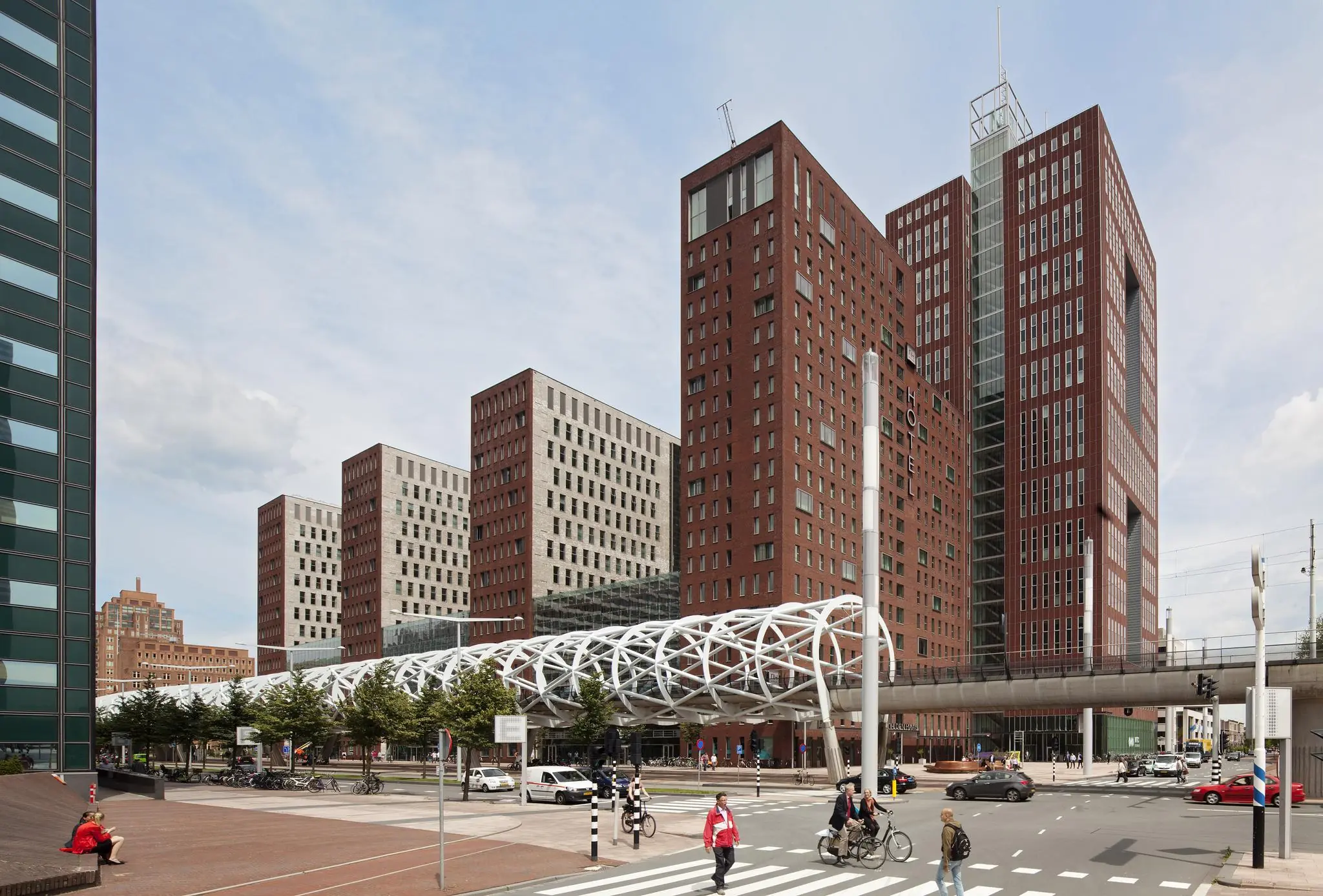 Moderne kantoorgebouwen aan de Prinses Beatrixlaan in Den Haag met een opvallende witte overdekte voetgangersbrug.